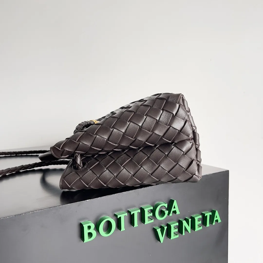 BV 1960 BV Lin Xinru, Ken Dou, Zhou Yutong, Zhu Zhu and other similar models, Andiamo Italian Let'go's new horizontal version design is more refined and elegant. The horizontal version presents a light and fashionable feeling that is more suitable for the body shape of Asian girls. The actual upper body is really awesome! Practicality and elegance coexist! 🉑️Carry it by hand, shoulder or crossbody, the law of true fragrance🥳 Style number: 754990 Size: 29*10*18